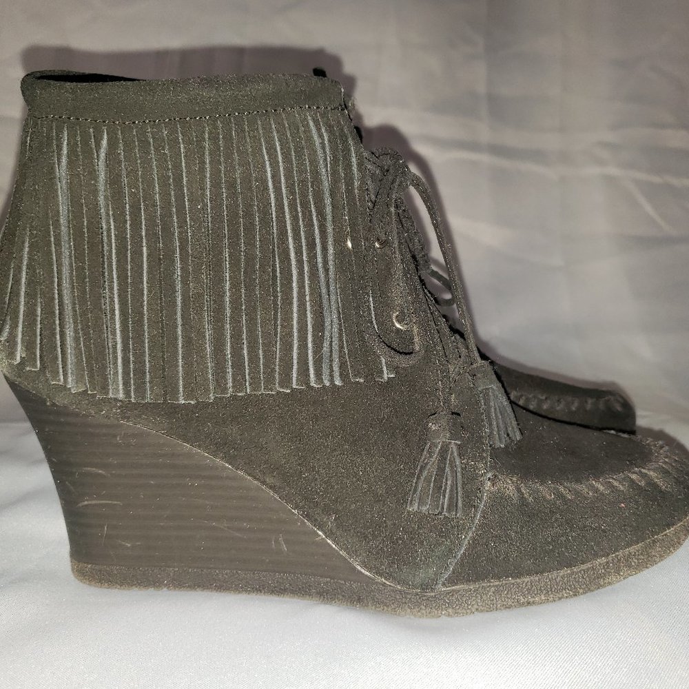 Womens Minnetonka Fringed Wedged Heeled Booties Sz 9